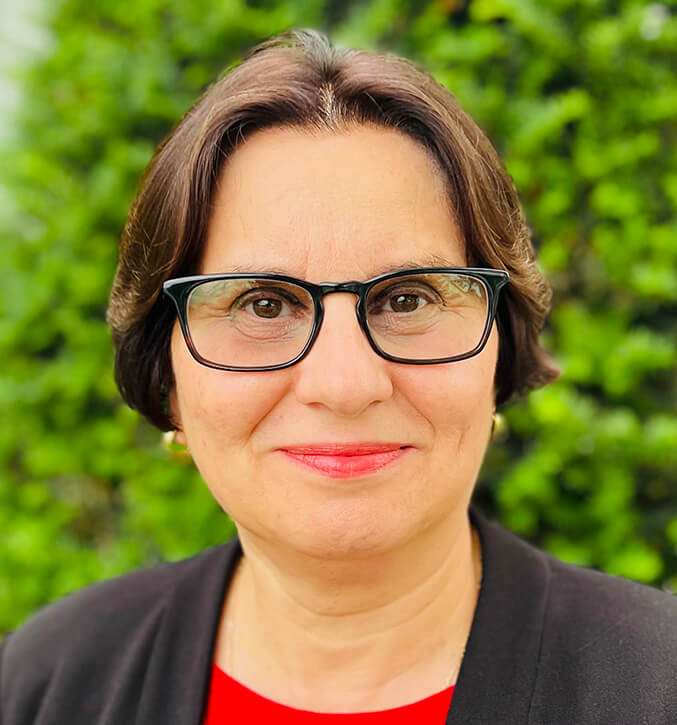 Headshot of Claudia Petrescu